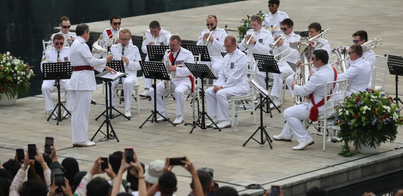 Berekreasi hingga Memandang Pementasan UK Royal Marines di Alun- alun Banteng