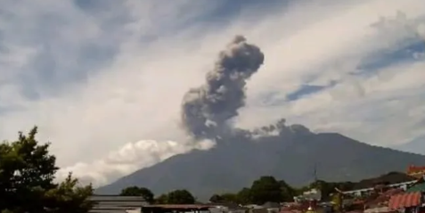 Erupsi Gunung Marapi Peroleh 1, 2 Kilometer Masyarakat Dimohon Was- was Abu Vulkanik